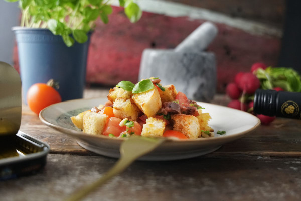 Brotsalat-mit-Anchovis-Rezept-2