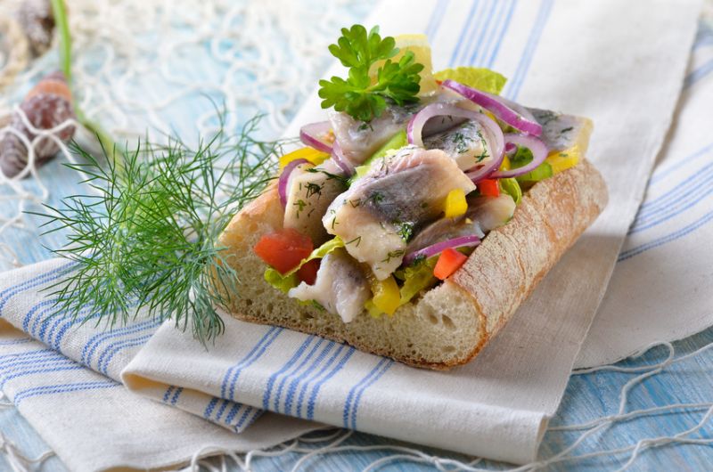 media/image/Fotolia_43561159_S-Matjesbrot.jpg