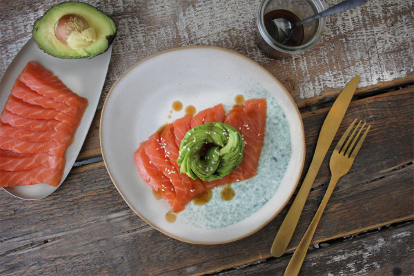 Lachs-Sashimi-mit-Avocado-und-Teriyaki-Sauce-3