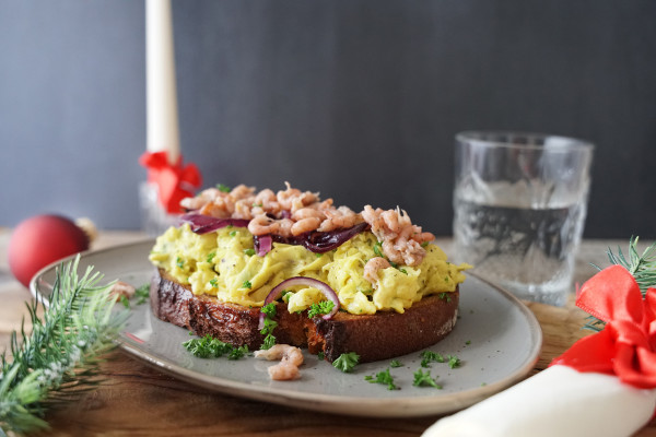 Gerostetes-Brot-mit-Ruhrei-und-Krabben-Rezept-1